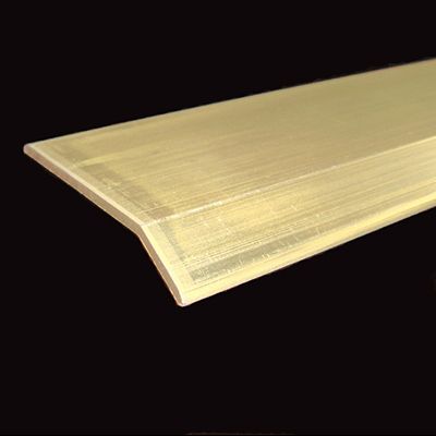 Un primo piano di un pezzo di legno su uno sfondo nero.