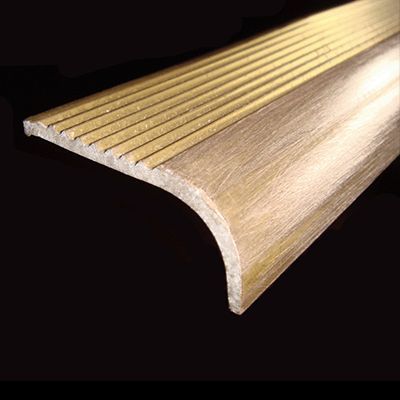 Un primo piano del bordo di una scala su uno sfondo nero.