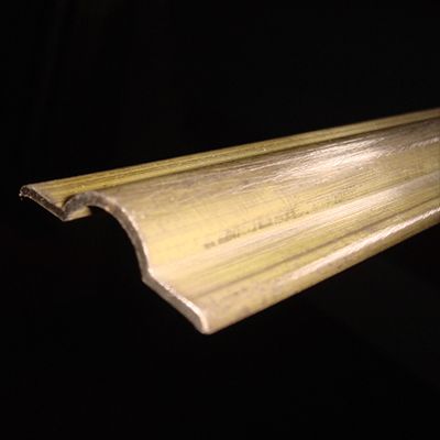 Un primo piano di un pezzo di legno su uno sfondo nero.