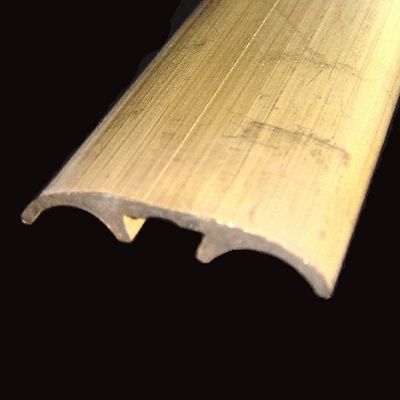 Un primo piano di un pezzo di legno su uno sfondo nero.