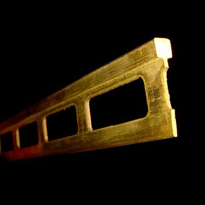 Un primo piano di una ringhiera in ottone su uno sfondo nero