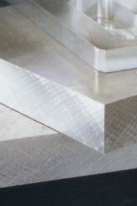 Una pila di piatti di alluminio disposti uno sopra l'altro su un tavolo.