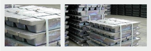 Due pile di lingotti di alluminio sono impilate l'una sull'altra in un magazzino.