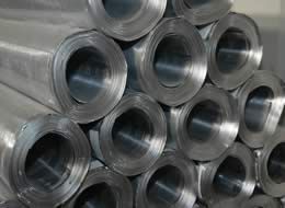 Un mucchio di rotoli di carta stagnola sono impilati uno sopra l'altro.