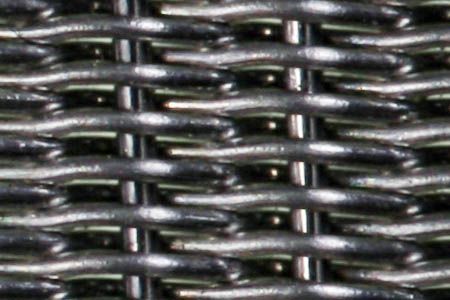 Primo piano di una rete metallica in acciaio inossidabile.