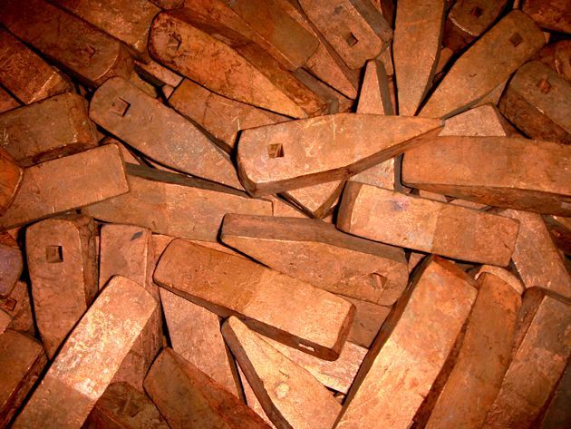 Un mucchio di bastoncini di legno con dei buchi