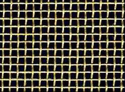 Un primo piano di una rete metallica su uno sfondo nero.