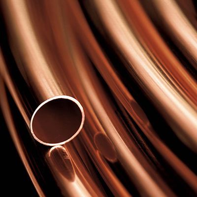 Un primo piano di tubi di rame su uno sfondo nero