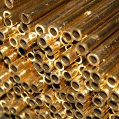 Un mucchio di tubi di ottone sono accatastati uno sopra l'altro.