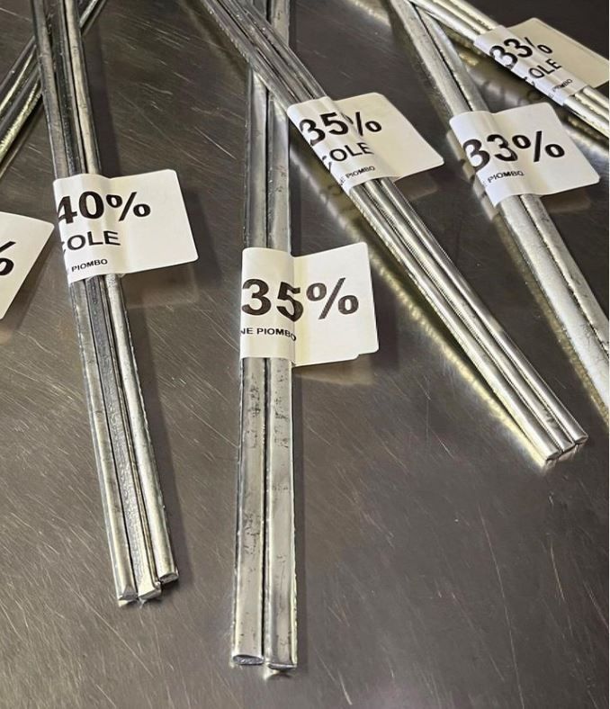 Un mucchio di barre di metallo con etichette che dicono 35% ole