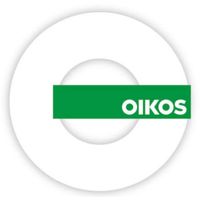Logo Oikos su sfondo bianco, banner verde sopra un emblema circolare bianco.