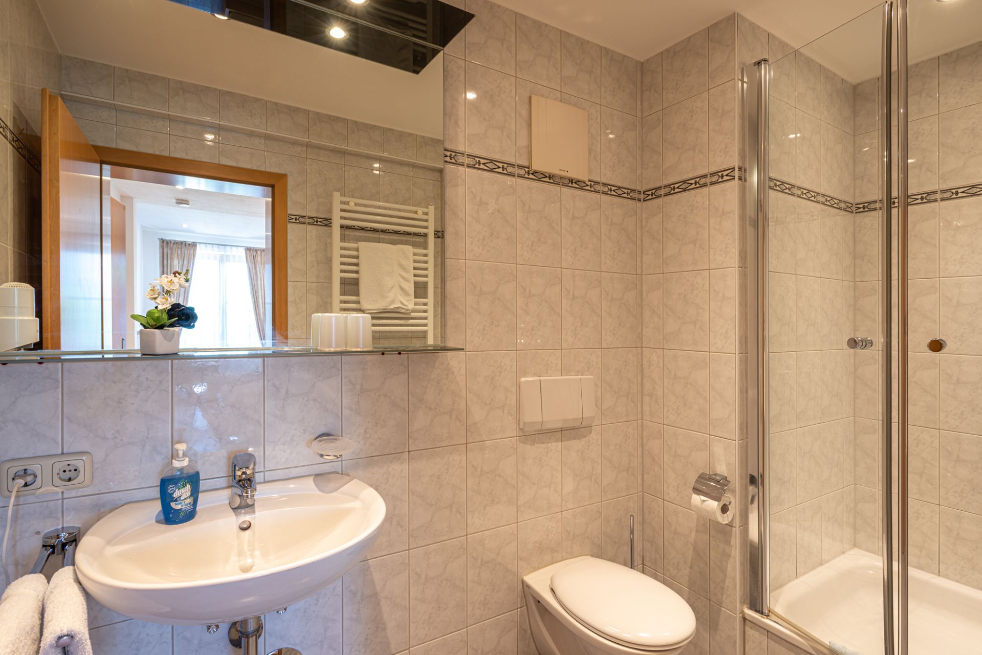 modernes Badezimmer, Dusche, WC, exklusiv, Top Lage, Gebirgsblick, Unterkunftssuche in Murnau, werdenfels