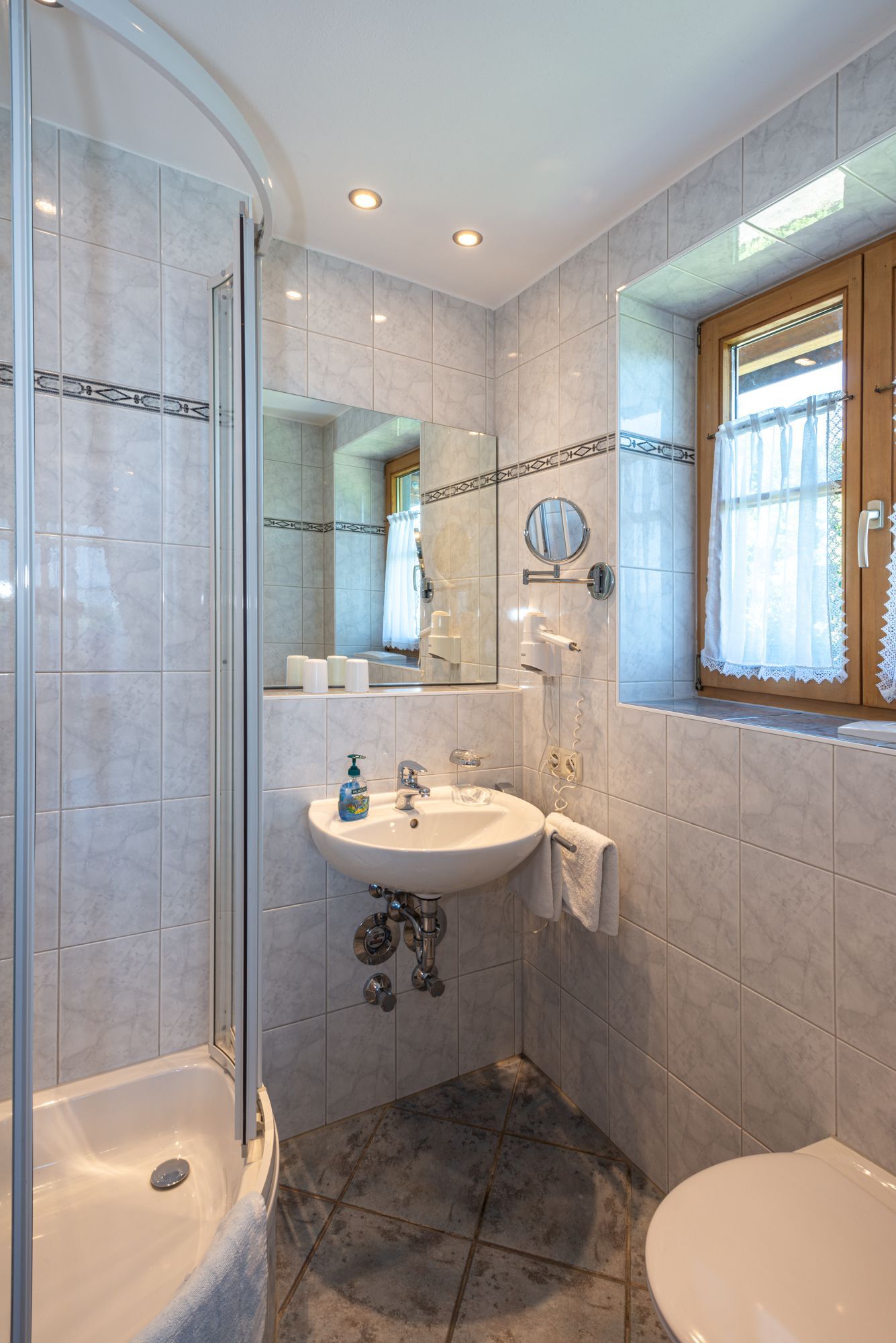 modernes Badezimmer Ferienwohnung Aparthotel Werdenfels Hotel online buchen