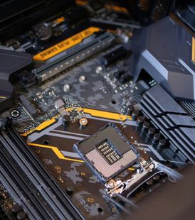 Um close de uma placa-mãe com uma CPU nela