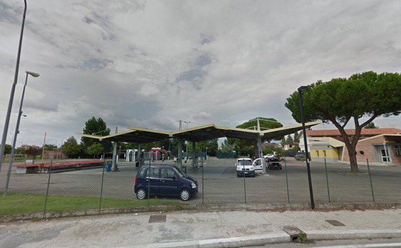 esterni della stazione di servizio