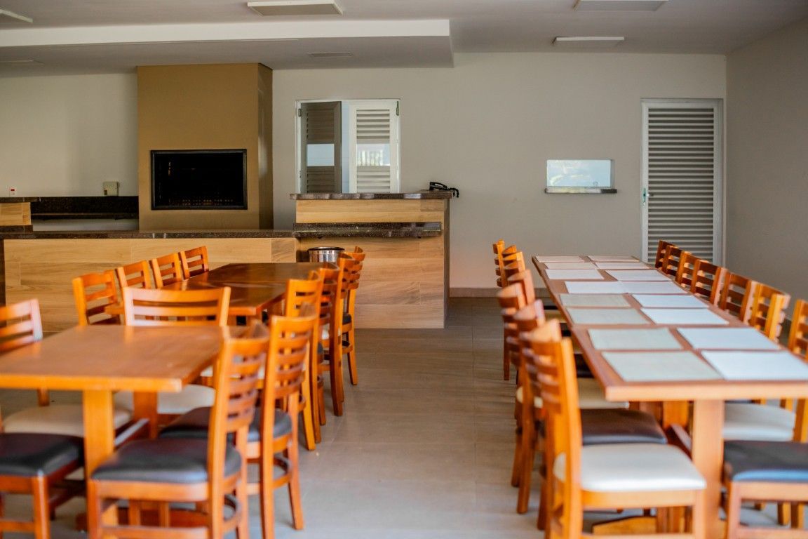 Uma sala grande com mesas e cadeiras