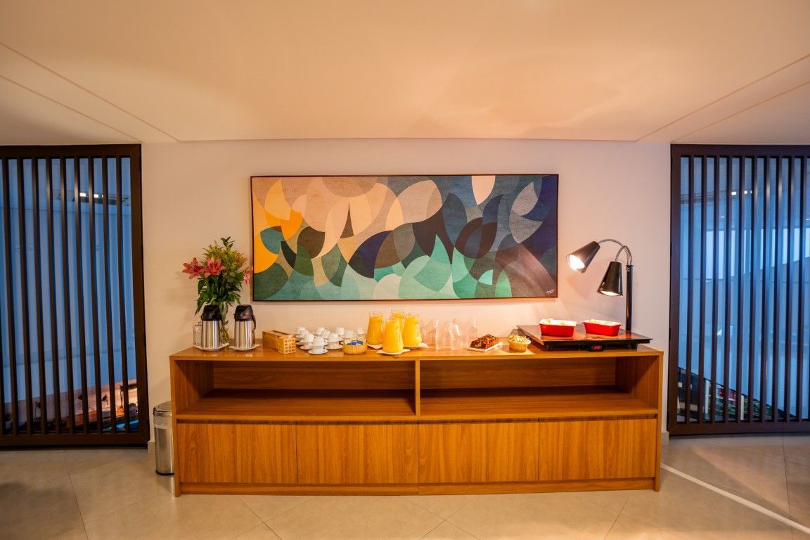 Uma sala de estar com uma pintura na parede e uma prateleira de madeira.