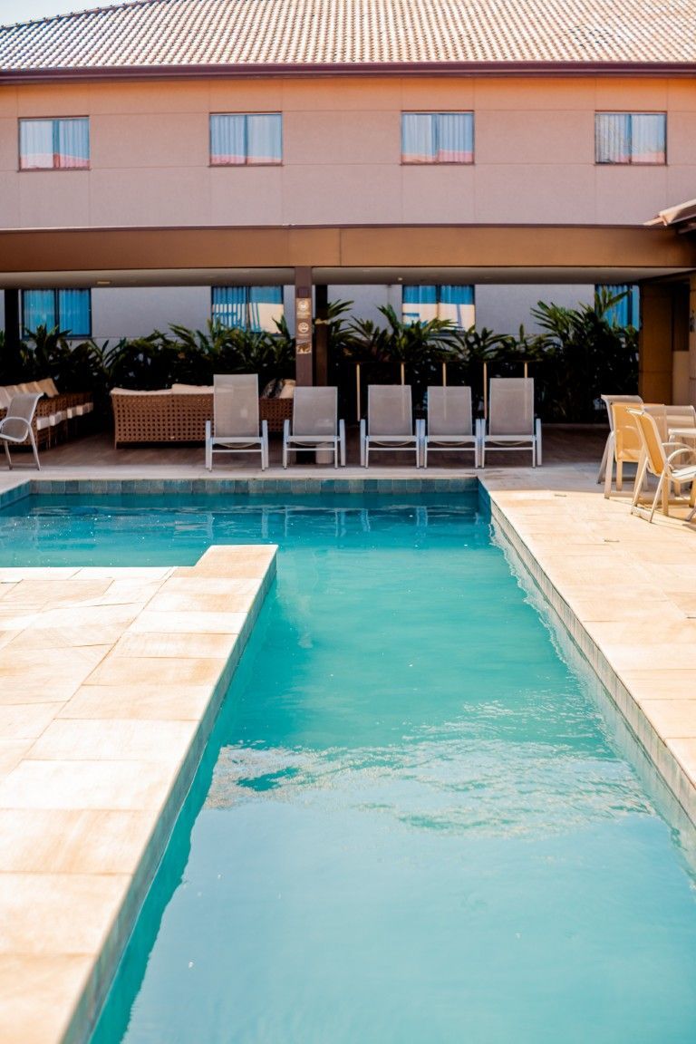 Uma grande piscina em frente a um grande edifício