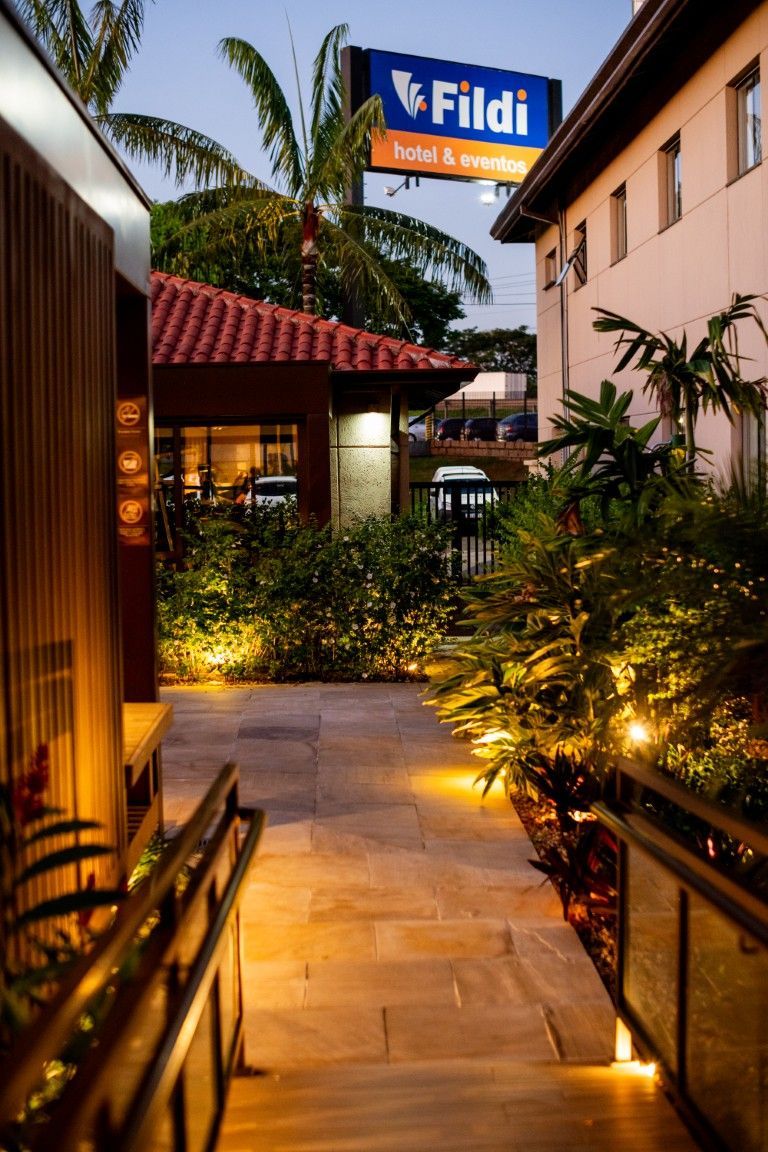 Um prédio com uma placa que diz fildi nele