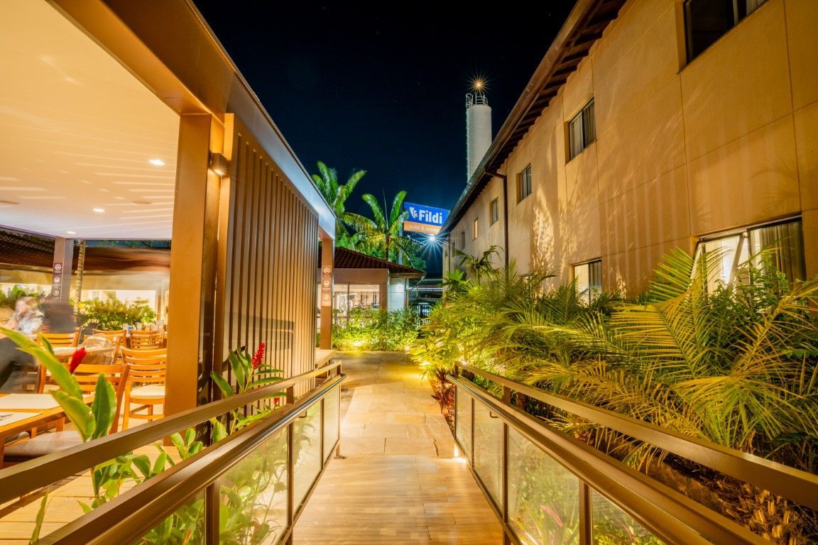 Uma passarela de madeira que leva a um prédio à noite.