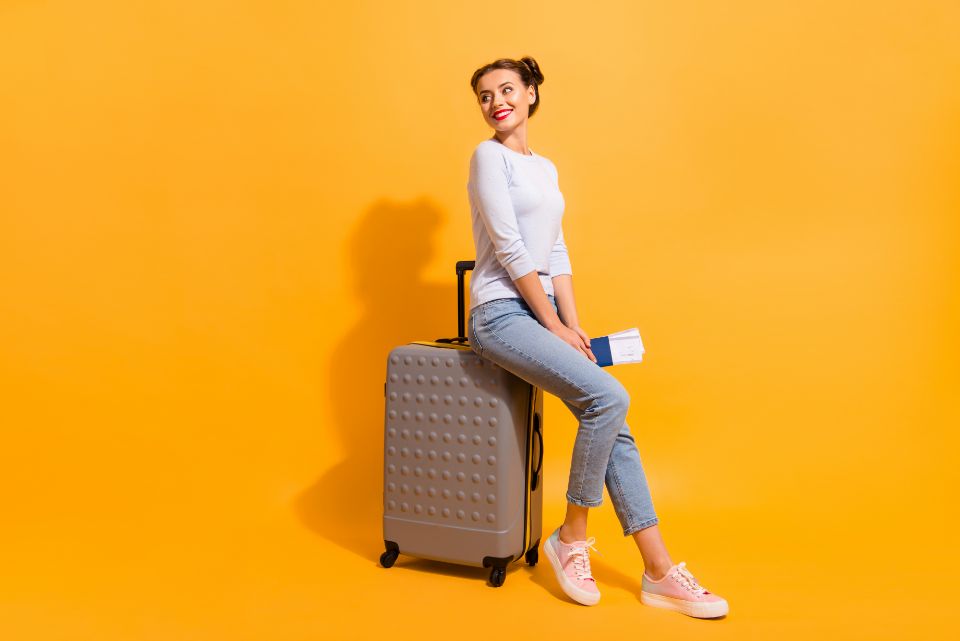 Modella su valigia