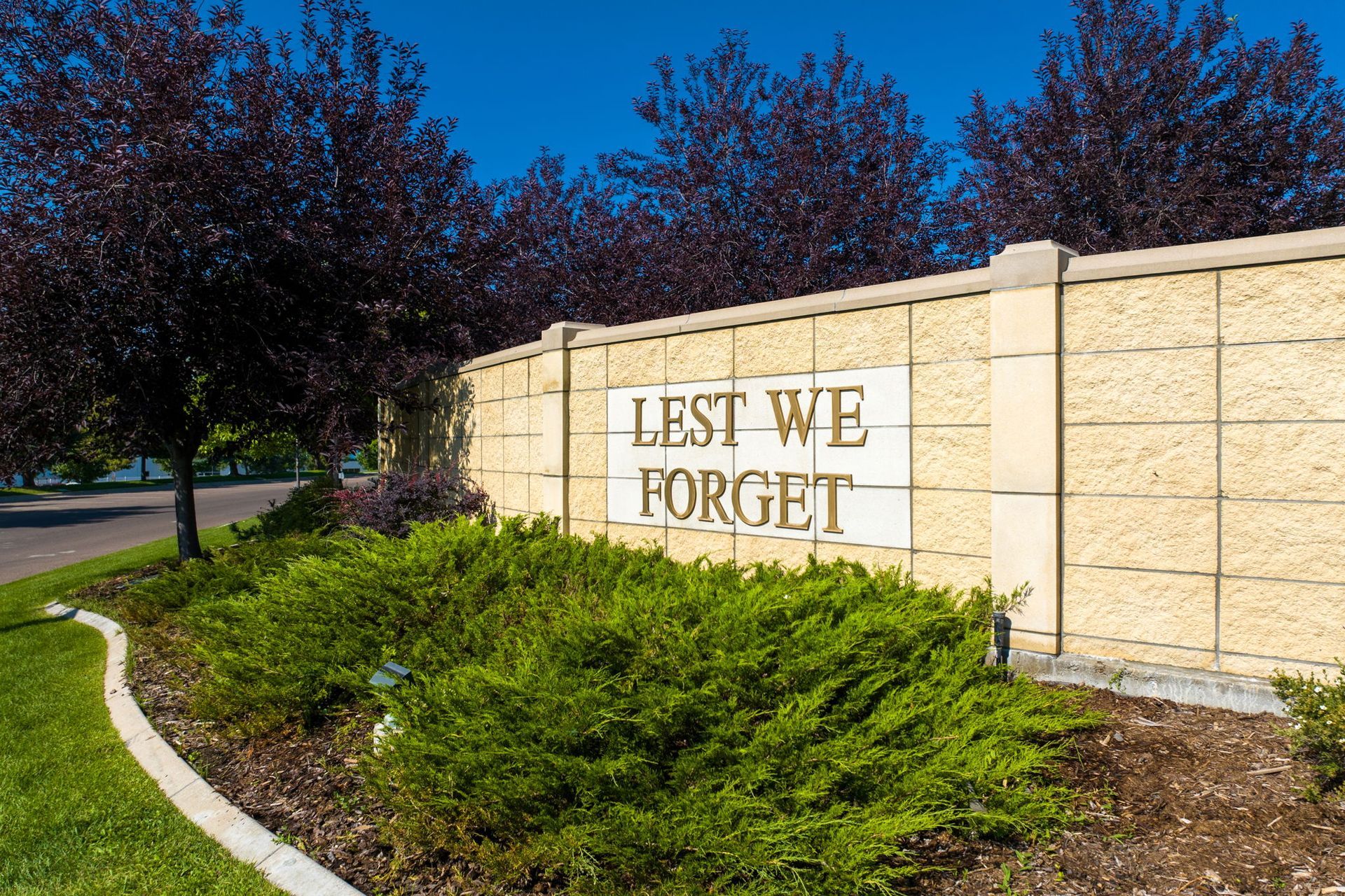 A sign on a wall that says `` lest we forget ''