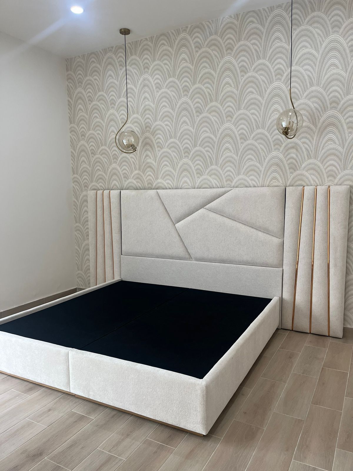 Un dormitorio con una cama grande y un cabecero.