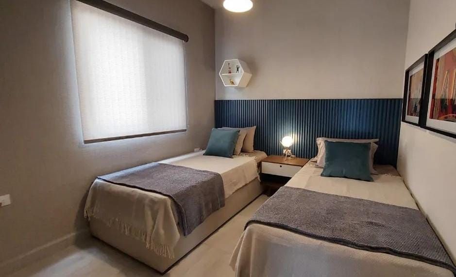 Un dormitorio con dos camas individuales y una ventana.