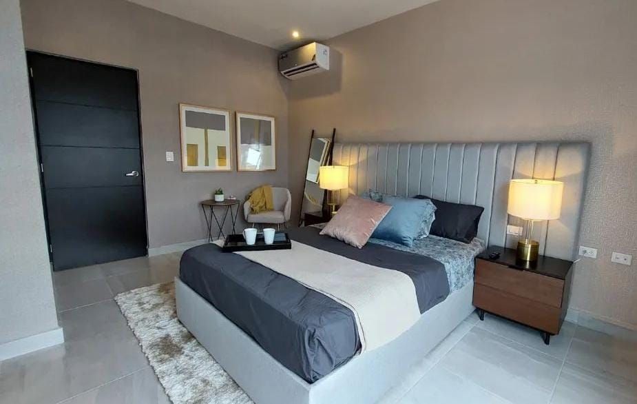 Hay una cama grande en el medio de la habitación.