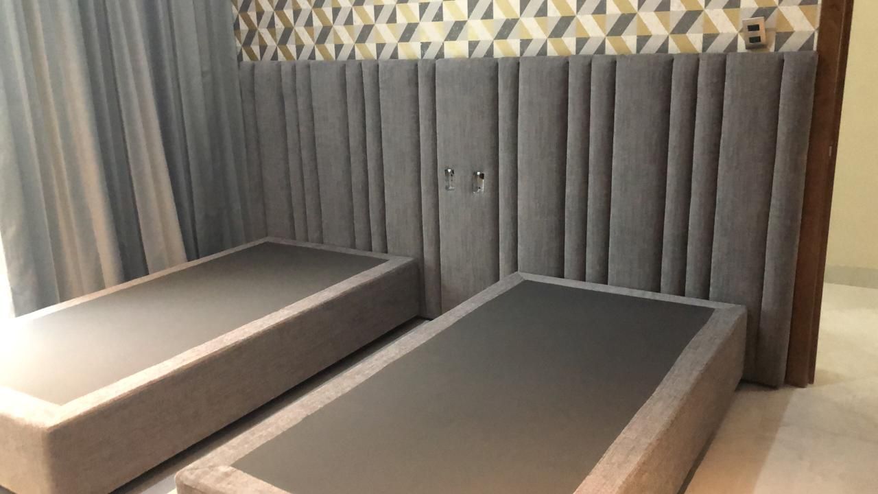 Hay dos camas una al lado de la otra en un dormitorio.