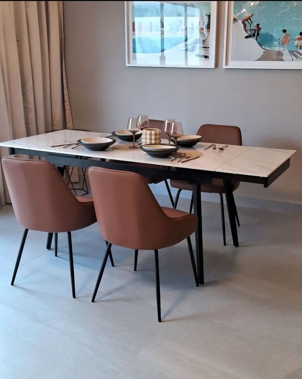 Una mesa de comedor con cuencos y vasos sobre ella.