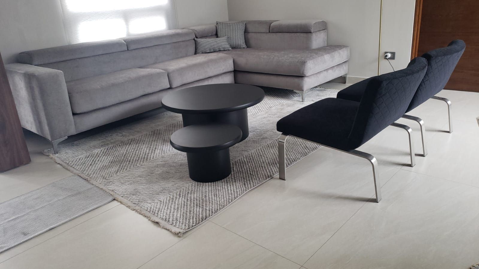 Una sala de estar con un sofá, sillas y una mesa de café.