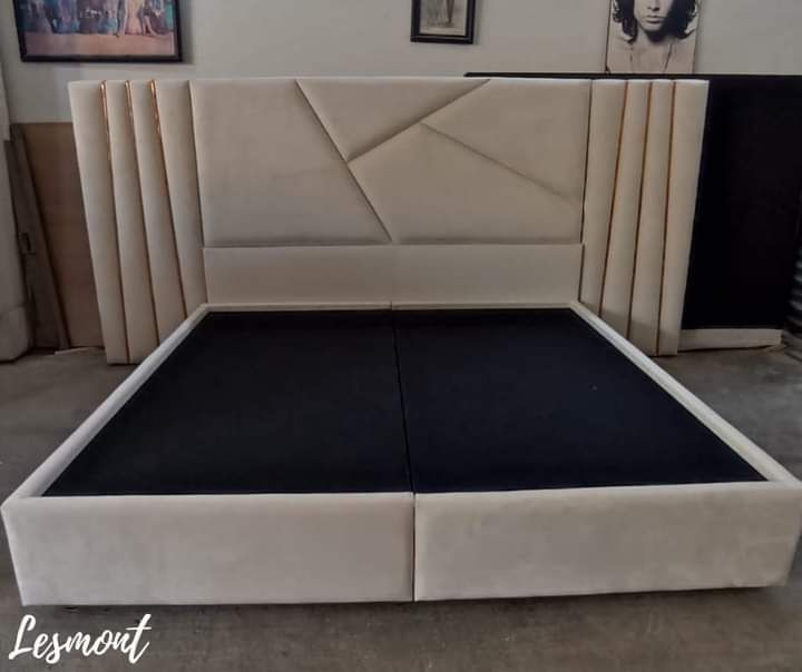 Una cama con una cabecera que dice Lesmont.