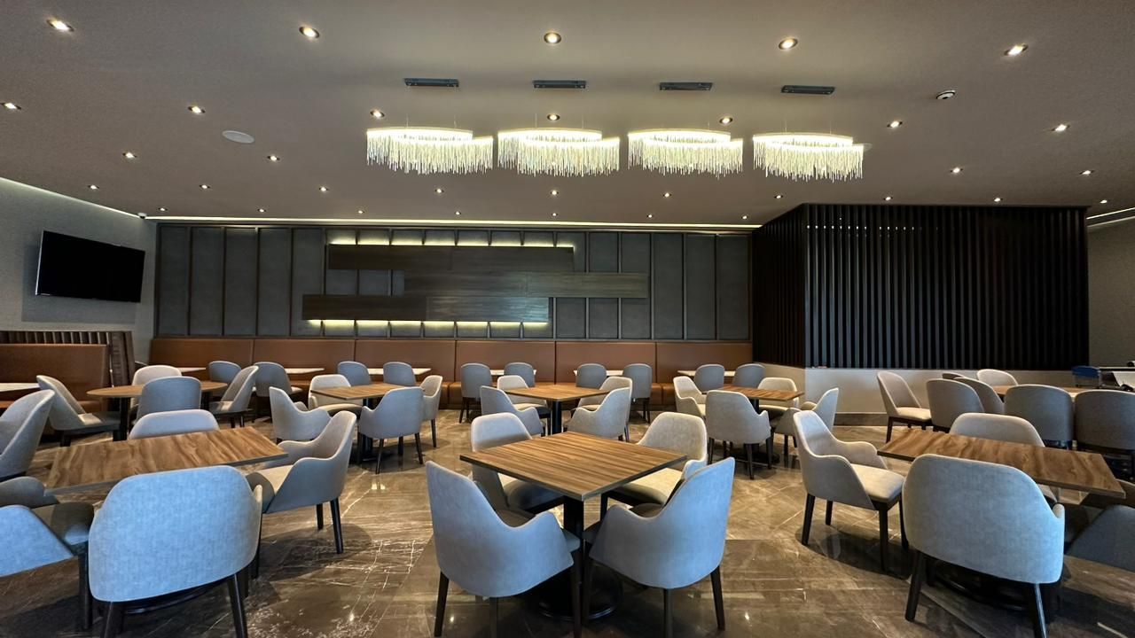 Una gran sala con mesas y sillas.