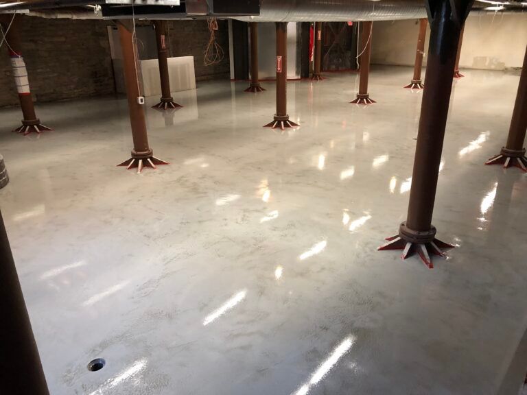 A room with a lot of pillars and a white floor