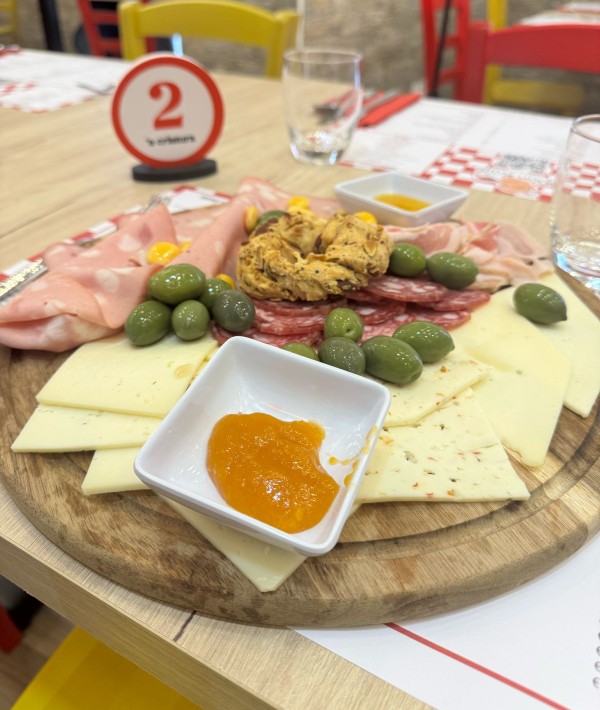 Un piatto di cibo con un cartello con il numero 2 sullo sfondo