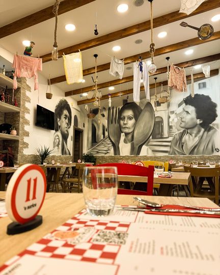 Un ristorante con un cartello con il numero 11 sul tavolo