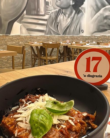 Una ciotola di cibo accanto a un cartello che dice 17