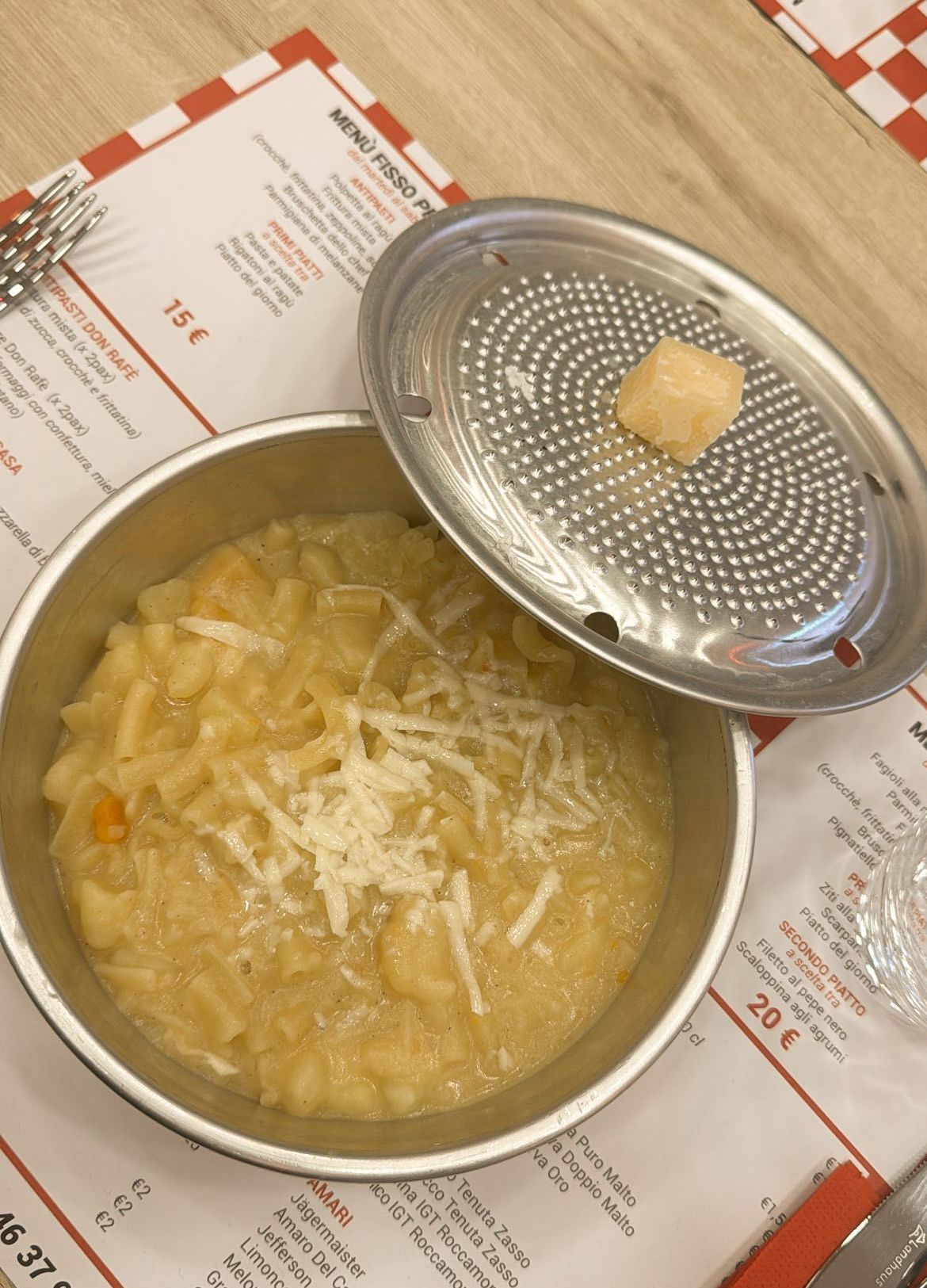 Una ciotola di cibo con una grattugia sopra