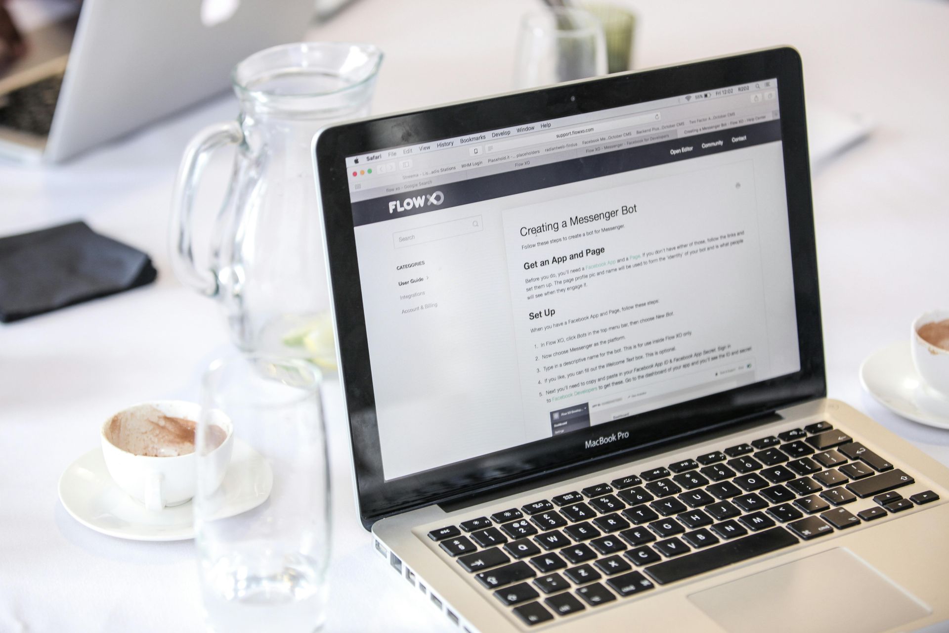 Un ordinateur portable est ouvert sur un site Web sur une table.