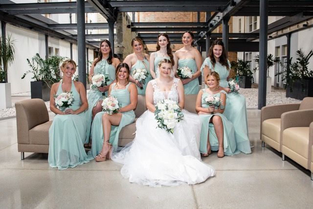 A bouquet of white and blue flowers is sitting on a table.