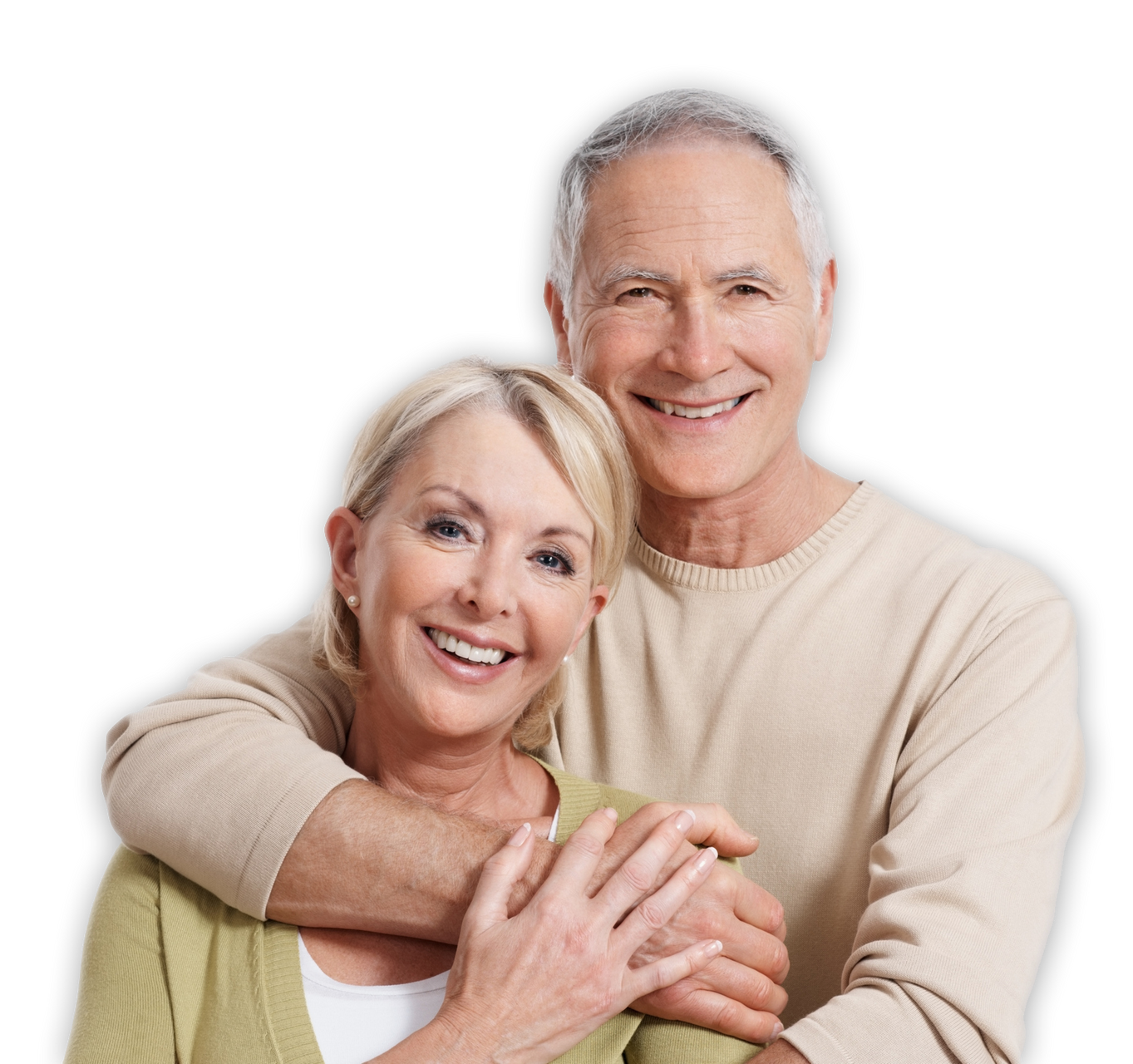 Un uomo e una donna si abbracciano e sorridono