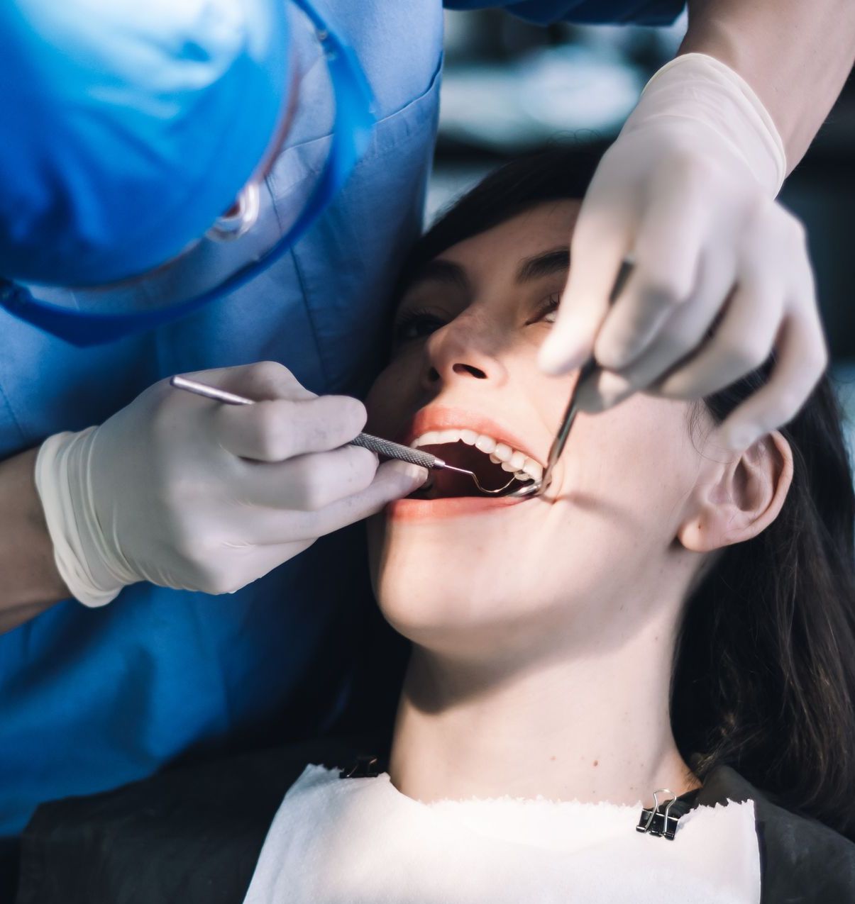 Una grande piscina circondata da un ponte in legno con vista sull'oceano