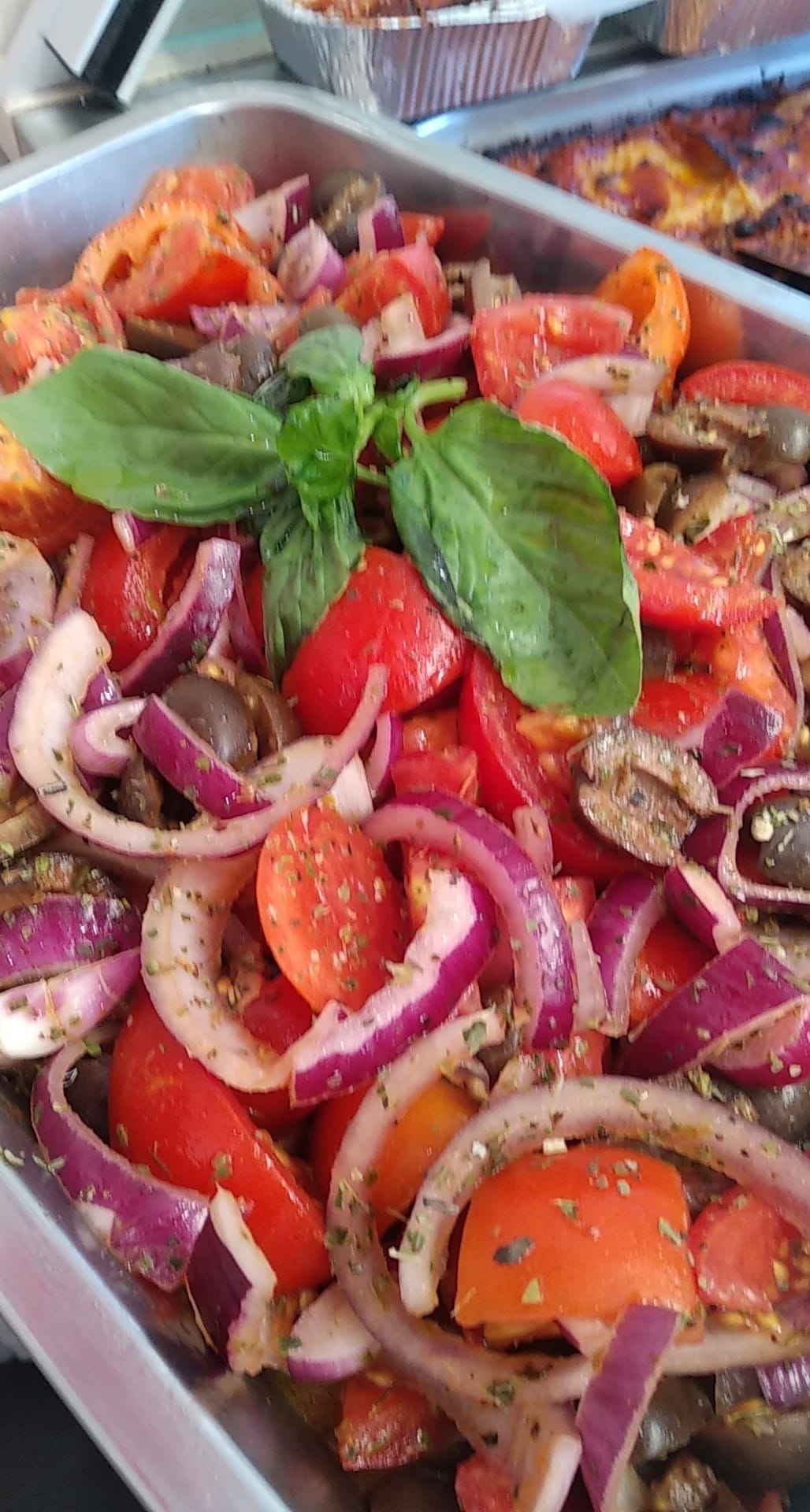 Insalata con cipolle e pomodorini
