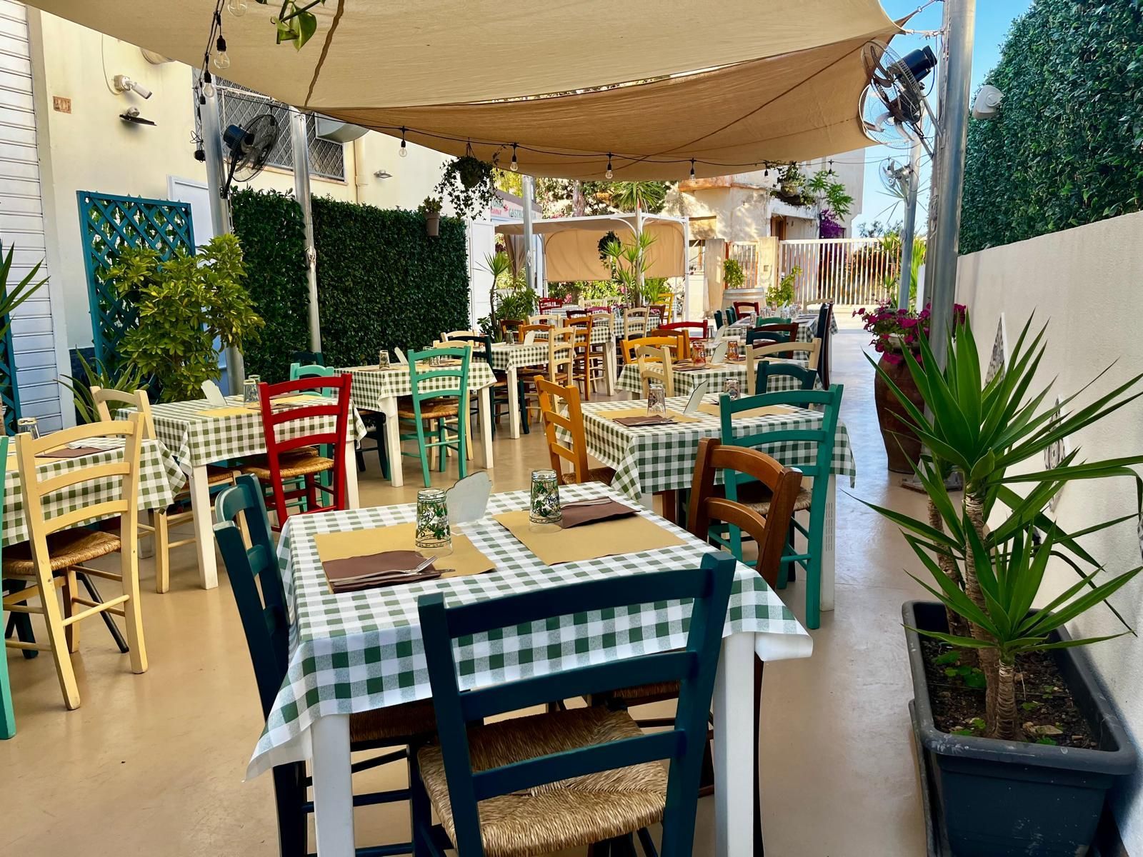 Trattoria with outdoor tables Castellammare del Golfo