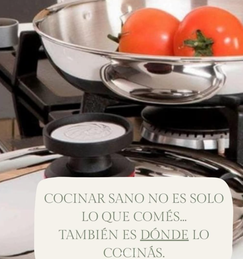 Sartén con tomates sobre la estufa, el texto dice: Cocinar saludable no es sólo lo que comes, sino también dónde lo cocinas.