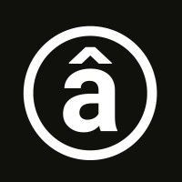 Lettre « a » blanche avec accent circonflexe à l'intérieur d'un cercle blanc sur fond noir.