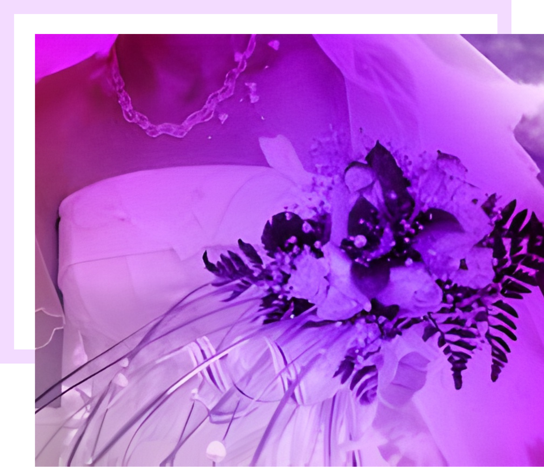 La mariée tient un bouquet de fleurs violettes, vêtue d'une robe bustier et d'un collier.