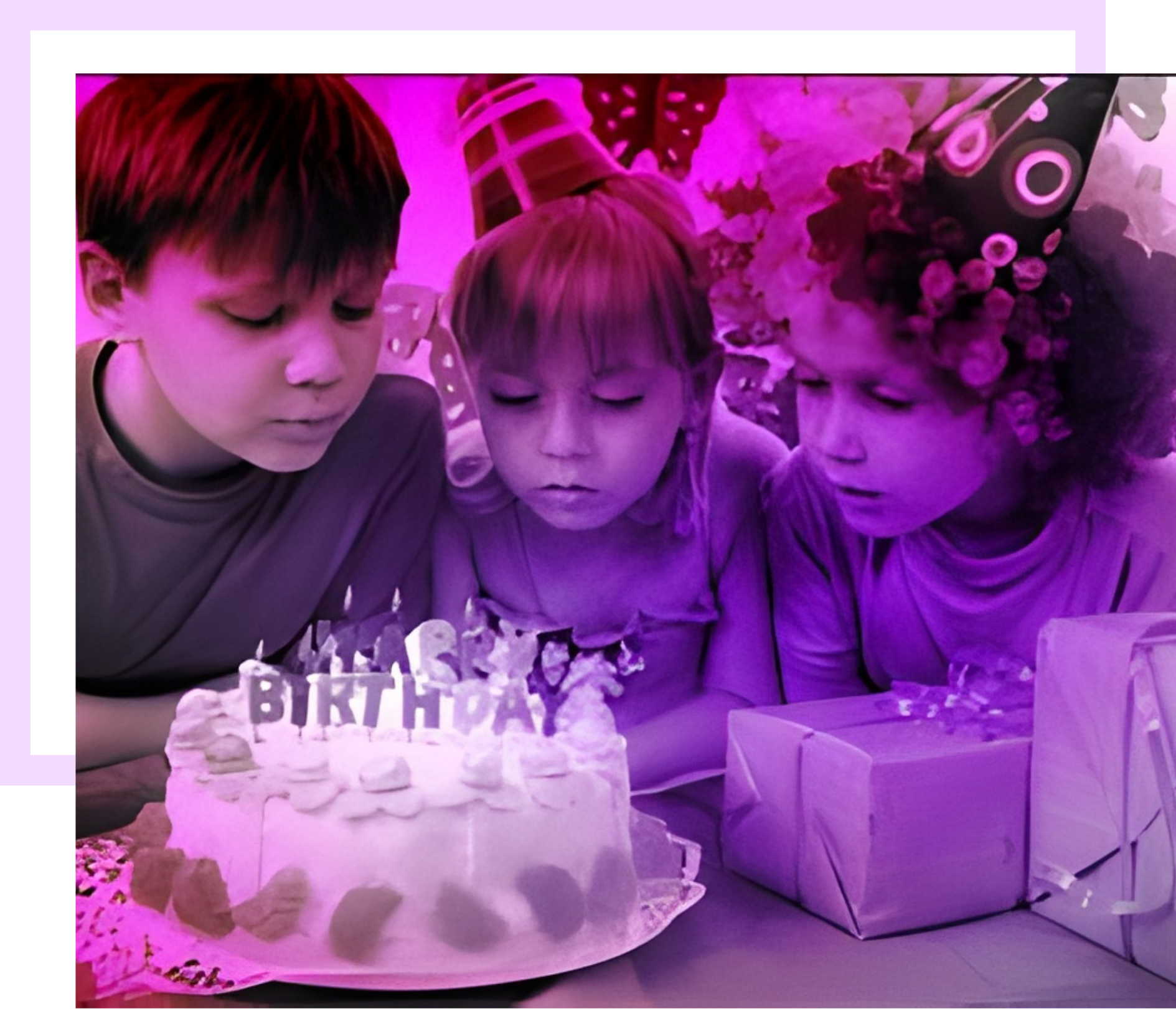 Des enfants soufflent les bougies d'un gâteau d'anniversaire ; des cadeaux sont visibles au premier plan. Teinte violette.
