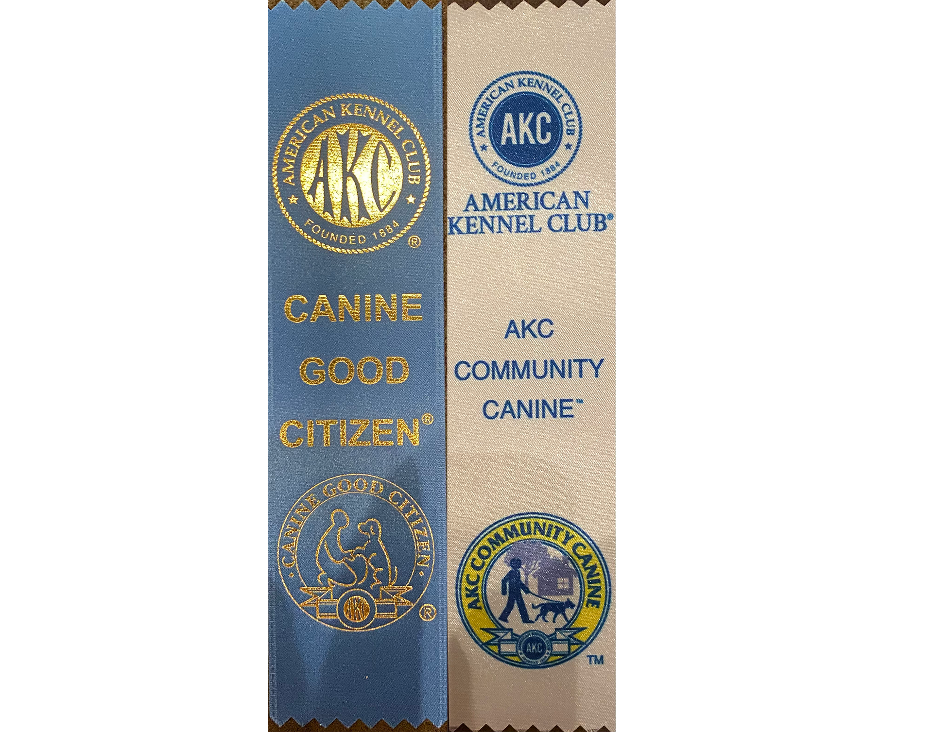 A blue ribbon that says akc on it